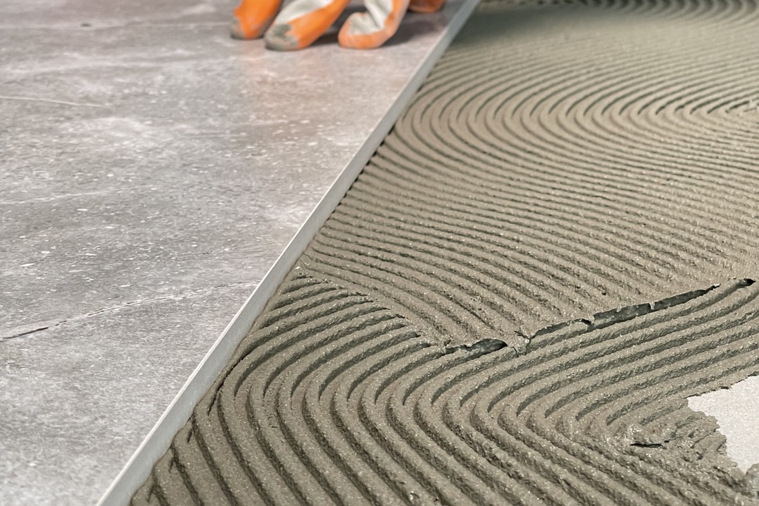 Параметри для вибору плиткового клею в ванну